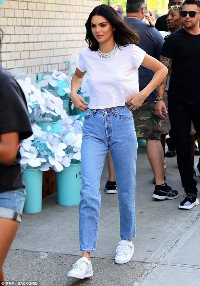 Outfit With White Vans